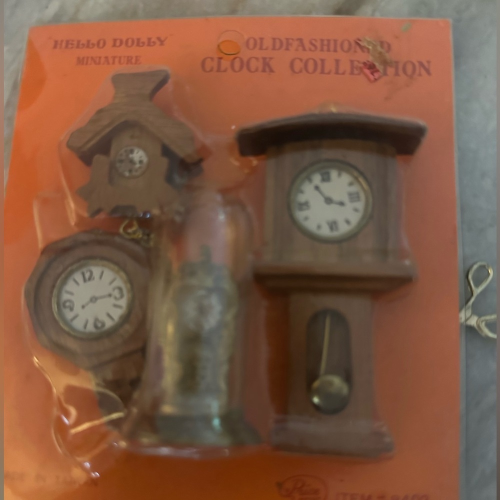 Vintage Hello Dolly Old Fashioned Clock Collection - Brown Miniature Wall Decor